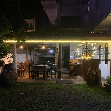 Bed and Breakfast Ceylon Surf Guest And Restaurant Велигама Экстерьер фото
