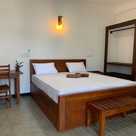 Bed and Breakfast Ceylon Surf Guest And Restaurant Велигама Экстерьер фото