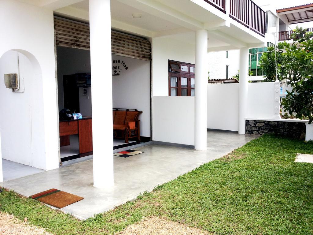 Bed and Breakfast Ceylon Surf Guest And Restaurant Велигама Экстерьер фото