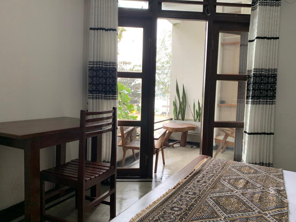 Bed and Breakfast Ceylon Surf Guest And Restaurant Велигама Экстерьер фото