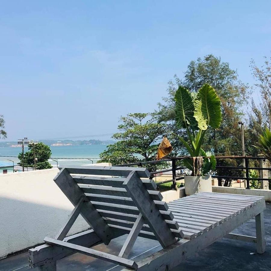Bed and Breakfast Ceylon Surf Guest And Restaurant Велигама Экстерьер фото