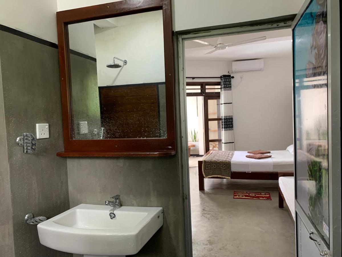 Bed and Breakfast Ceylon Surf Guest And Restaurant Велигама Экстерьер фото
