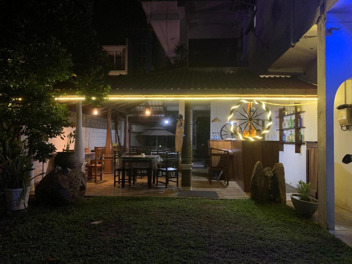 Bed and Breakfast Ceylon Surf Guest And Restaurant Велигама Экстерьер фото