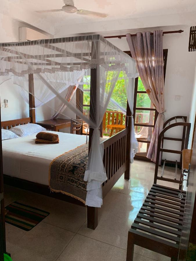 Bed and Breakfast Ceylon Surf Guest And Restaurant Велигама Экстерьер фото