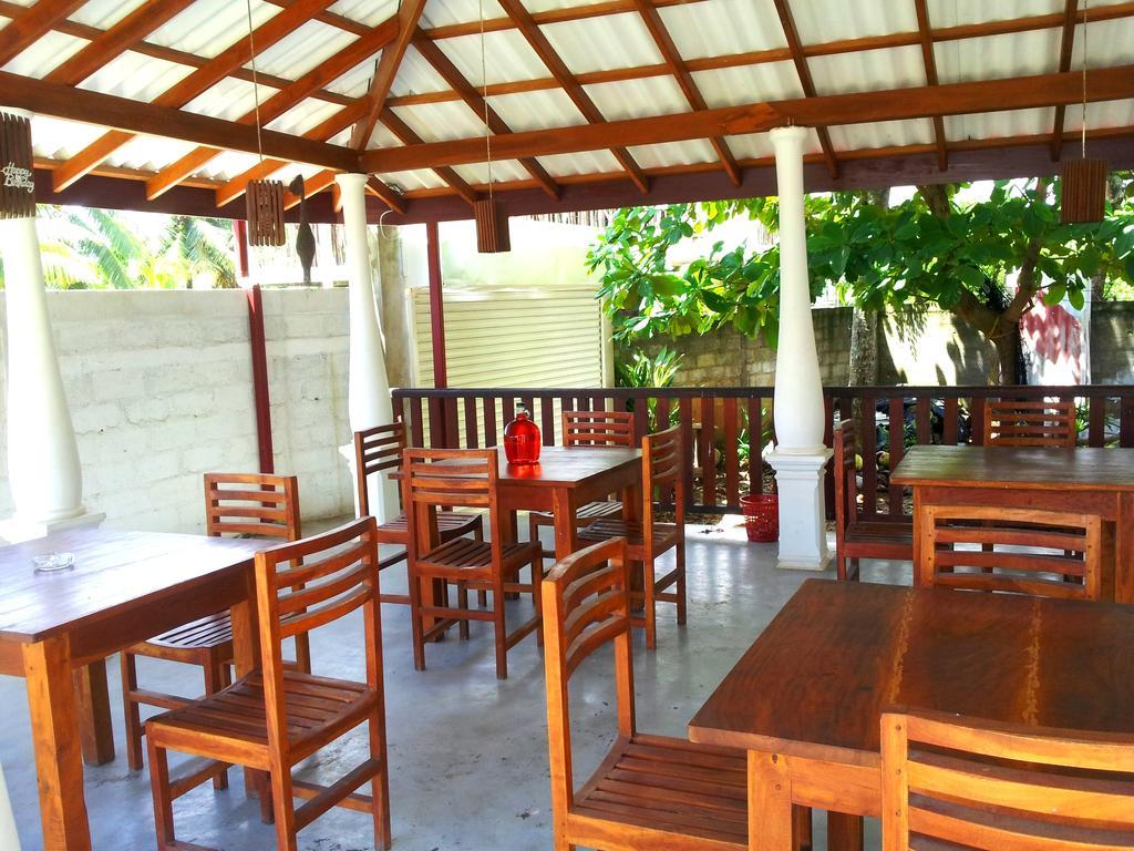 Bed and Breakfast Ceylon Surf Guest And Restaurant Велигама Экстерьер фото
