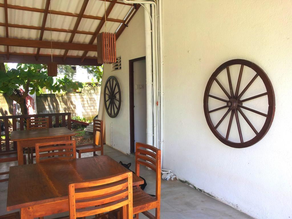 Bed and Breakfast Ceylon Surf Guest And Restaurant Велигама Экстерьер фото
