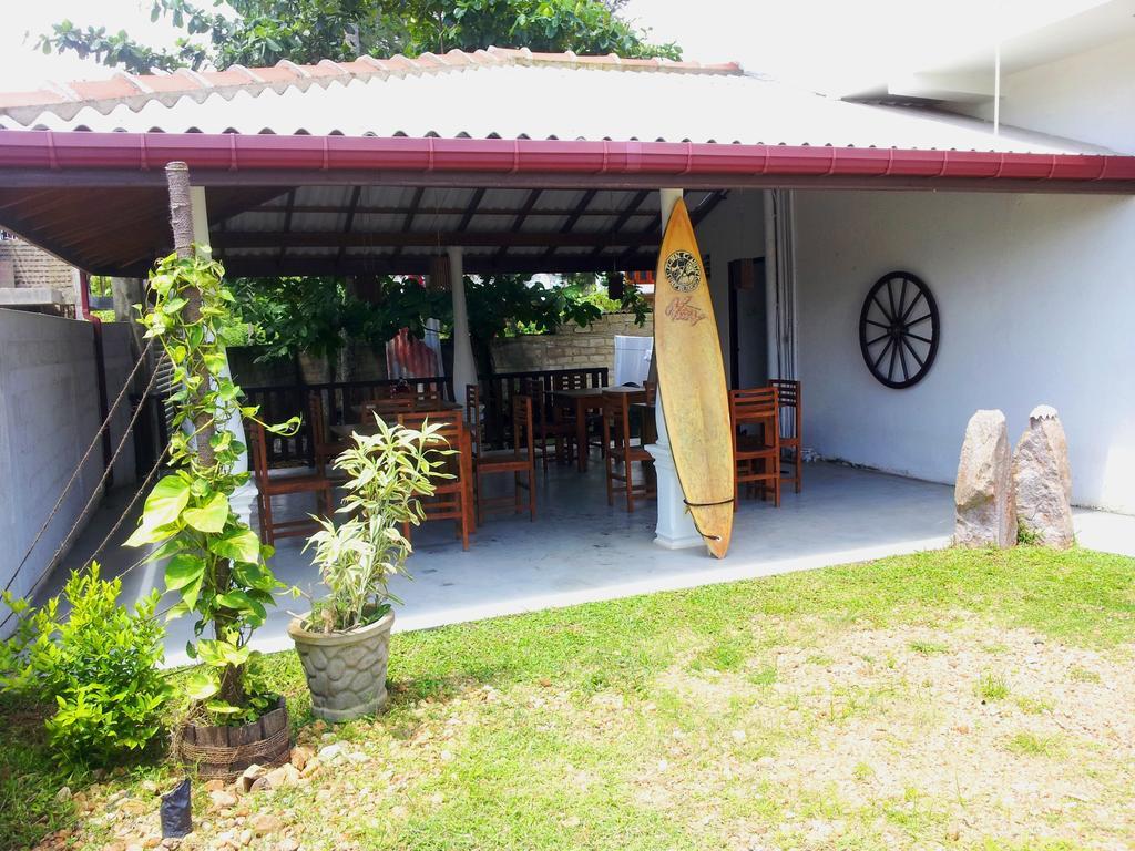 Bed and Breakfast Ceylon Surf Guest And Restaurant Велигама Экстерьер фото