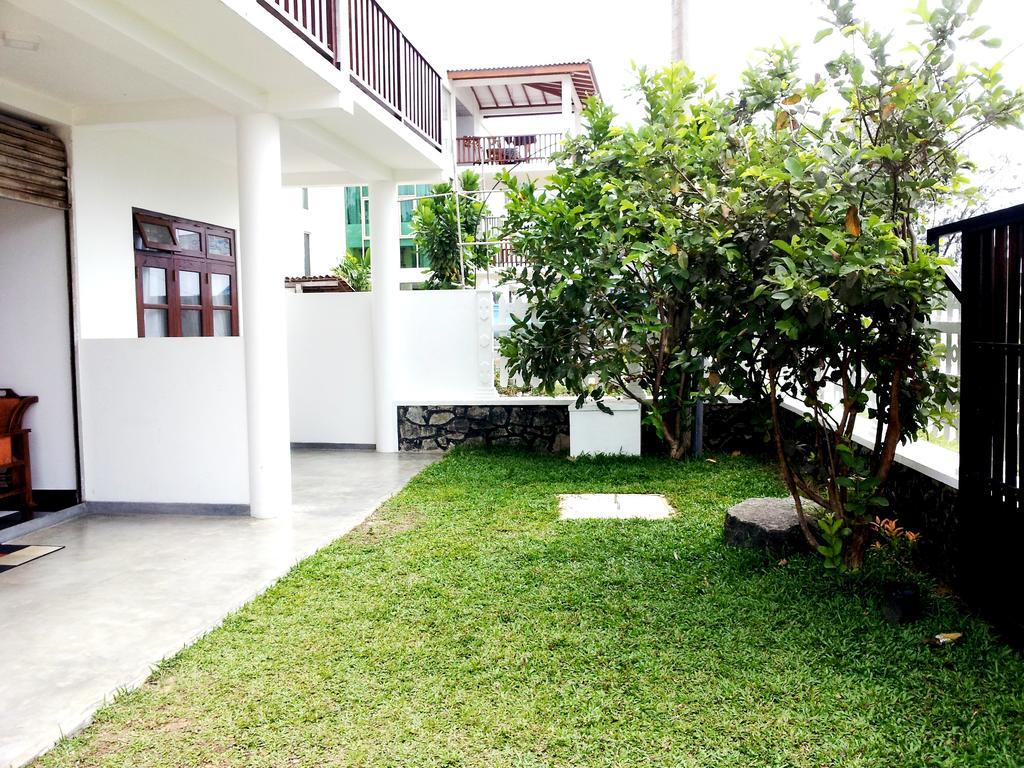 Bed and Breakfast Ceylon Surf Guest And Restaurant Велигама Экстерьер фото