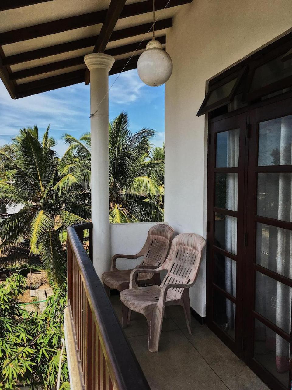 Bed and Breakfast Ceylon Surf Guest And Restaurant Велигама Экстерьер фото