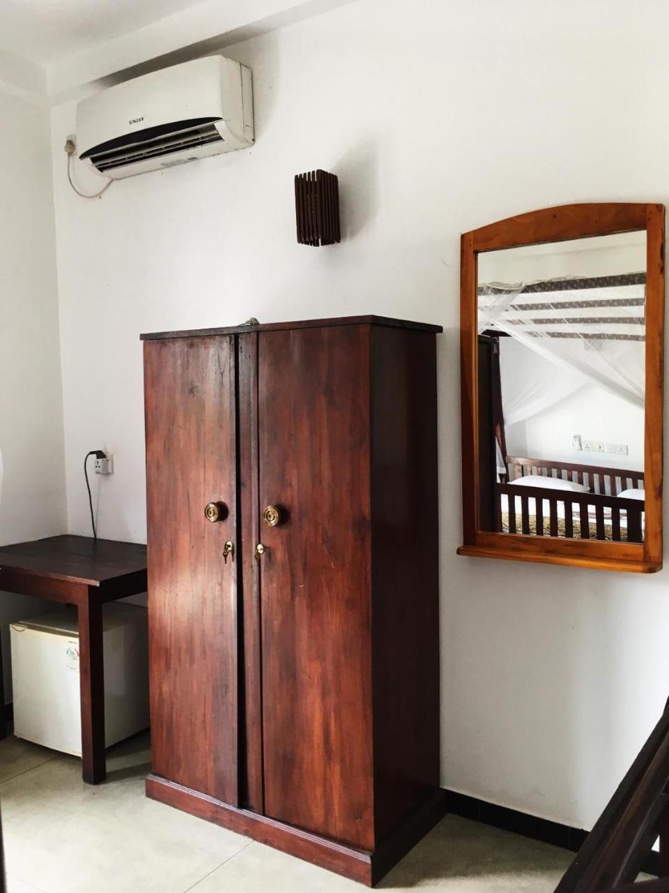 Bed and Breakfast Ceylon Surf Guest And Restaurant Велигама Экстерьер фото