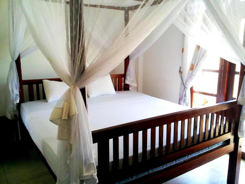 Bed and Breakfast Ceylon Surf Guest And Restaurant Велигама Экстерьер фото